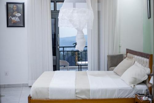 una camera da letto con un letto e vista sull'oceano di Cheira Five 