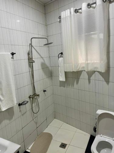 un bagno con doccia e WC di Cheira Five 