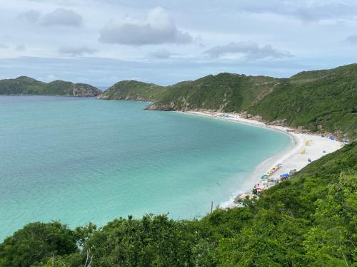 a view of a beach with people in the water at Casa da Sol in Arraial do Cabo