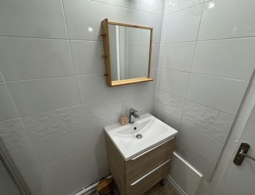 a white bathroom with a sink and a mirror at T2 Hyper centre Senlis in Senlis