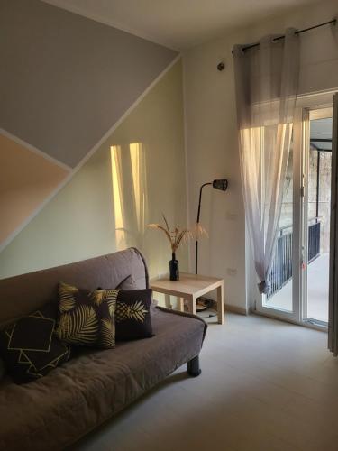 a living room with a couch and a table at Domus in Horto in Perdifumo