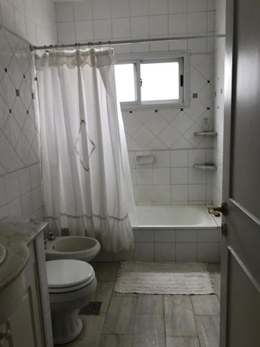 a bathroom with a tub and a toilet and a sink at Plaza Mitre, departamento 2 dormitorios in San Nicolás de los Arroyos