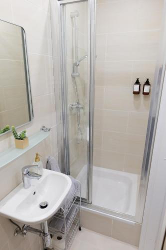 2AC Urban Harmony Cozy Stay Near Metro