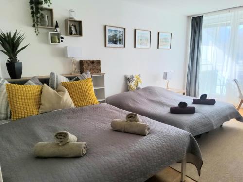 two beds with stuffed animals on them in a bedroom at Wohlfühl Apartment Bad Reichenhall nahe Salzburg in Bad Reichenhall