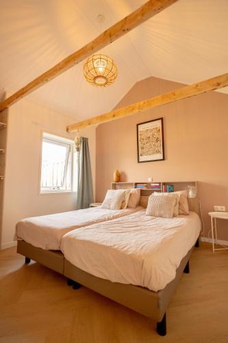a bedroom with a large bed in a attic at Sauke Jaap in Buren