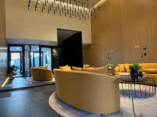 a lobby with a couch and a table and chairs at Luxo e Conforto 2Q Bueno- Proximo Vaca Brava 2103 in Goiânia