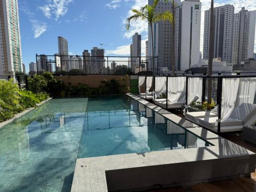 a swimming pool on the roof of a building at Luxo e Conforto 2Q Bueno- Proximo Vaca Brava 2103 in Goiânia