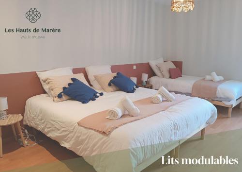 two beds with pillows on them in a room at Maison d'exception, 14 personnes, piscine, vue Pyrénées in Sévignacq-Meyracq