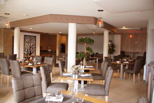 Een zitgedeelte bij Les Ormes Domaine et Resort