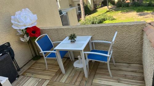 Studio CAP D AGDE في كاب داغد: طاولة بيضاء وكرسيين على شرفة