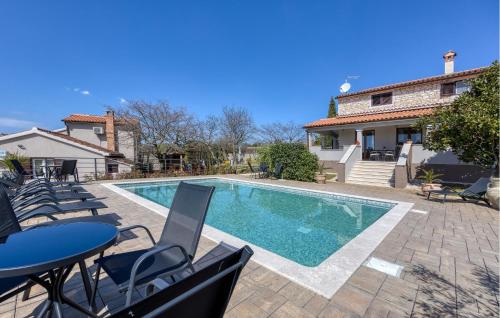 Cozy Apartment In Pilkovici With Wifi