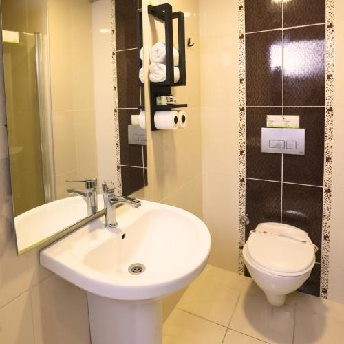 Bilik mandi di Esin Hotel