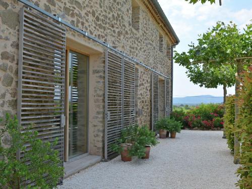 um edifício com persianas de madeira na lateral em Luxury g te in a renovated farmhouse em Rieux-Minervois