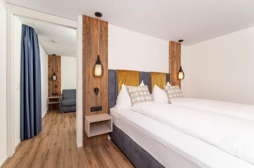 Llit o llits en una habitació de Hotel Engel