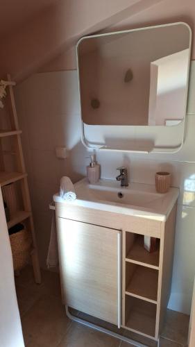 a bathroom with a sink and a mirror at Ginette et Marcel la maison in Saint-Rémy-de-Provence