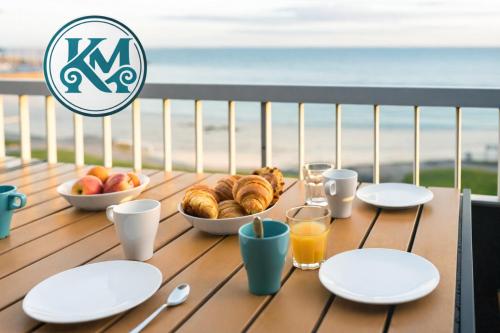 Appartement triplex pieds dans l eau avec terrasse pleine vue mer face plage de sable fin du Porigo 4 chambres 8 personnes à pied du nouveau Port Haliguen restaurants commerces et ecole de voile Quiberon presqu ile Morbihan Bretagne Sud