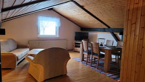 a living room with a couch and a table at Ferienwohnung Jochen Riederer in Neualbenreuth