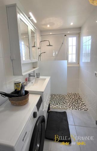 a white bathroom with a washing machine and a sink at Belle de Normandie- Villa Balnéaire d'Exception - Plage au bout de la rue in Ouistreham