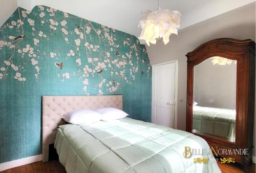 a bedroom with a bed and a mirror at Belle de Normandie- Villa Balnéaire d'Exception - Plage au bout de la rue in Ouistreham