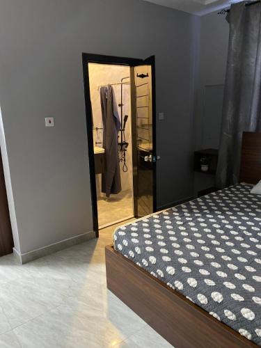 Kama o mga kama sa kuwarto sa Greda Suites
