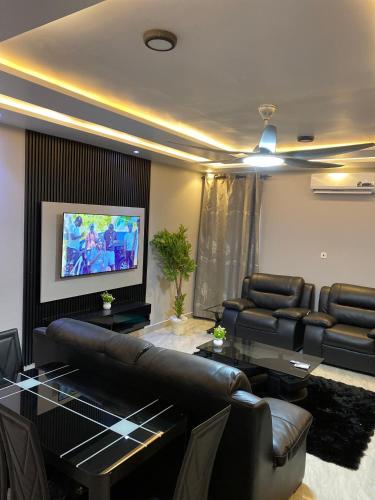 Телевизор и/или развлекательный центр в Greda Suites