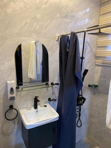 Bathroom sa Greda Suites