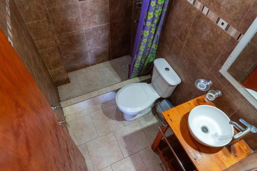 Draufsicht auf ein Badezimmer mit Toilette und Waschbecken in der Unterkunft Luarca 80 in Santa Clara del Mar