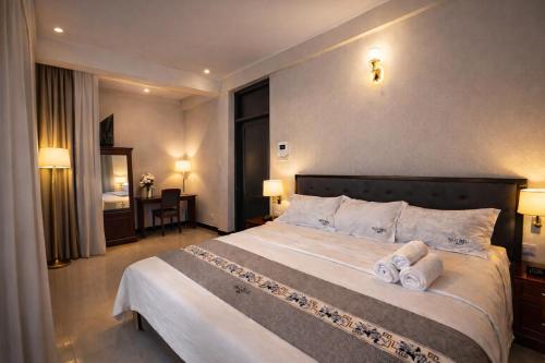 Llit o llits en una habitació de Mach Hotel