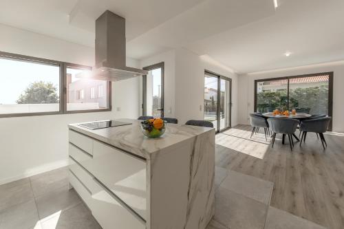 a kitchen and dining room with a table with chairs at Quinta Atia in Caldas da Rainha