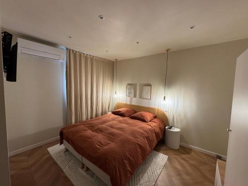 a bedroom with a bed in a room at Studio cosy proche d Aix en Provence climatisé in Éguilles