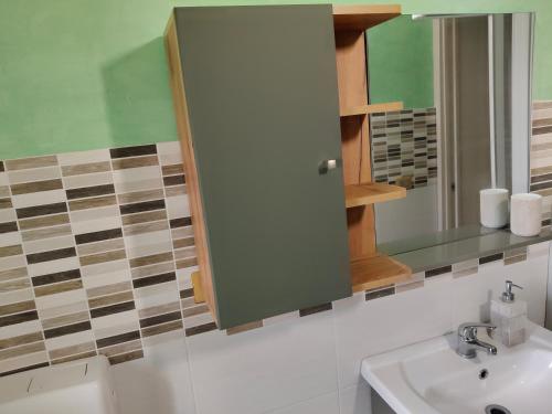 a bathroom with a sink and a mirror at COUNTRY HOUSE in Mafalda