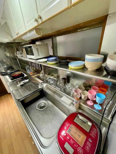 AiES Kita-Senju, 1st floor, 8-minute walk from Kita-Senju Station, direct access to Tokyo Skytree, Asakusa, Akihabara, Ueno, Ginza, Roppongi, Shibuya, 3 beds, maximum occupancy 4 people, 40 square meters with Kitchen appliances