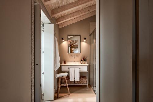 a bathroom with a sink and a mirror at Casa Juanita in Melide