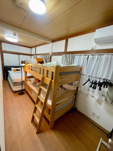AiES Kita-Senju, 1st floor, 8-minute walk from Kita-Senju Station, direct access to Tokyo Skytree, Asakusa, Akihabara, Ueno, Ginza, Roppongi, Shibuya, 3 beds, maximum occupancy 4 people, 40 square meters with Kitchen appliances