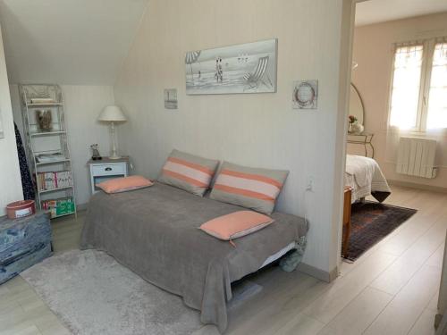 una camera da letto con un letto con due cuscini sopra di Capucine a Noyen-sur-Sarthe