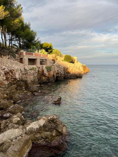 Sunny Riviera Apartment - Walk to Beach - Terrace - Antibes