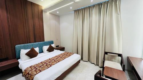 ein Hotelzimmer mit Bett und Schreibtisch in der Unterkunft Hotel The Marque Mathura in Mathura