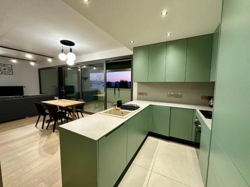 New Amazing 2 bedroom flat near casino beach mall