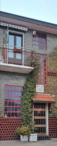 a building with a plant growing on the side of it at Bed and Breakfast Santa Elisa in Pero