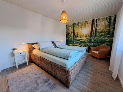 a bedroom with a bed and a painting on the wall at Ferienwohnung Wandelweg in Kamp-Lintfort