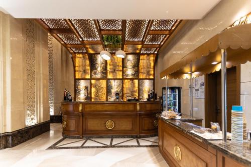 a restaurant with a counter in the middle of a room at Violet Al Azizia Hotel MASJID Al Qatari in Mecca