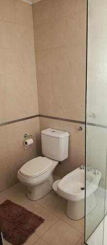 a bathroom with a toilet and a sink at Hermoso triplex concordia in Concordia