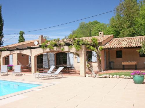 a villa with a swimming pool and a house at Luxurious holiday home with private pool in Salernes