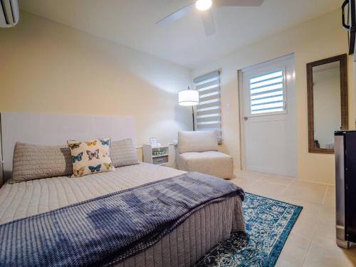 a bedroom with a bed and a chair at El Apartamento Nuestro in Isabela