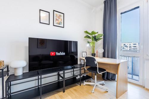 FREE PARKING - ADM Warm Spacious Apartment in Center, Coffee, AC, Wifi