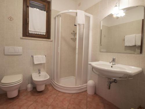 a bathroom with a toilet and a shower and a sink at Casa Vacanze Bicchi in Scarlino