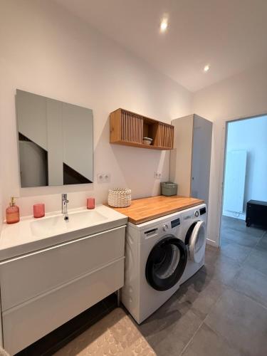 a kitchen with a washing machine and a sink at El-Argalora-Bihan in Plobannalec-Lesconil
