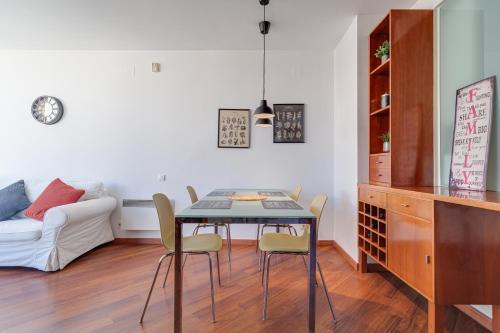 Cheerful Olympic Village Beach Apartment