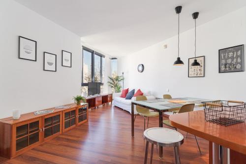 Cheerful Olympic Village Beach Apartment