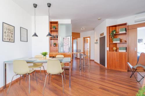 Cheerful Olympic Village Beach Apartment